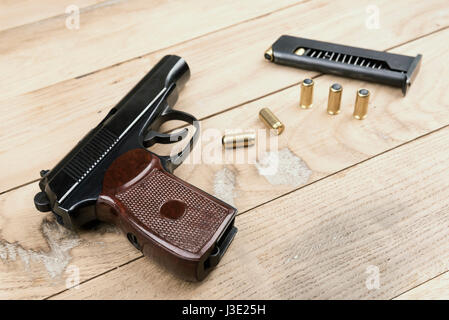 Makarov pistolet à balles sur la surface en bois, set Banque D'Images