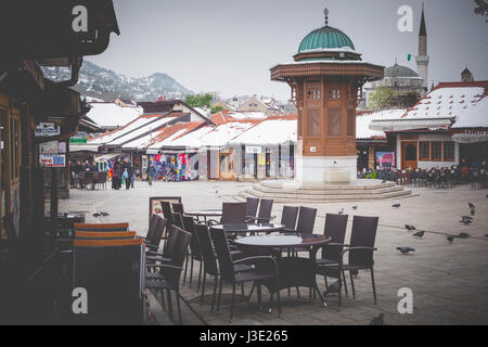 Place Bascarsija Sebilj avec fontaine en bois dans la vieille ville de Sarajevo, capitale de la Bosnie-Herzégovine Banque D'Images