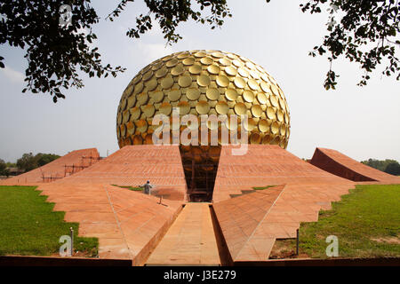 Le Matromandir, l'élément central de la communauté utopique d'Auroville, situé dans les États de Tamil Nadu et de Pondichéry, Inde Banque D'Images