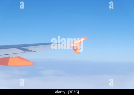 Aile d'aéronefs appartenant à la compagnie aérienne EasyJet Banque D'Images