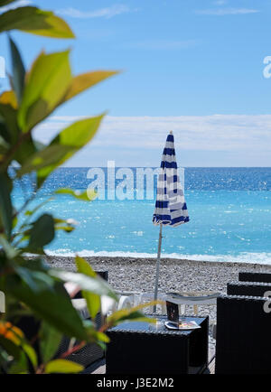 Parasol rayé bleu et blanc sur l'Opéra Plage (plage). Banque D'Images