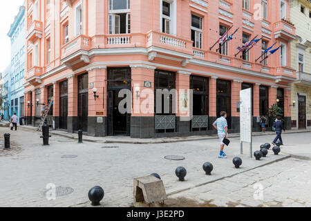 Vue sur la rue de la Vieille Havane, Cuba. Hôtel Ambos Mundos Banque D'Images