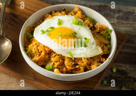 Kimchi coréen fait maison avec un oeuf Riz frit Banque D'Images