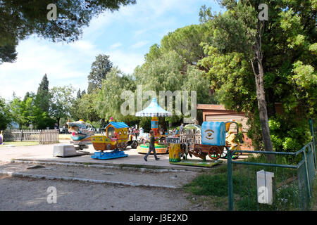 Nice, Provence-Alpes-Côte d'Azur, France. Aire de jeux pour enfants dans le parc en haut de la colline du Château Banque D'Images