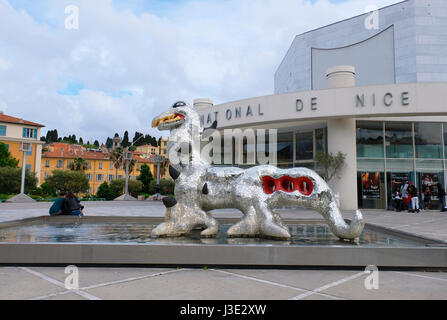 Nice, Provence-Alpes-Côte d'Azur, France. Le Loch Ness de Niki de Saint-Phalleon la pièce au Musée d'art moderne et d'art contemporain, ou Banque D'Images