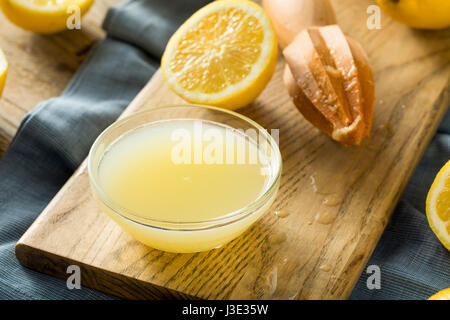 Jus de citron jaune Bio crus dans un bol Banque D'Images