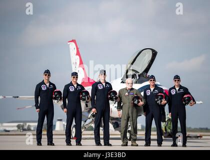 Les Thunderbirds de l'USAF e escadron de démonstration aérienne pilotes posent avec l'ancien astronaute de la NASA, Buzz Aldrin avant son vol le 2 avril 2017 à Melbourne, en Floride. (Photo de Jason Couillard /US Air Force par Planetpix) Banque D'Images
