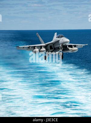 Un USN F/A-18 Super Hornet jet fighter aircraft se prépare à atterrir sur le poste de pilotage à bord de la marine américaine de classe Nimitz porte-avions USS Dwight D. Eisenhower 10 avril 2017 dans l'océan Atlantique. (Photo de la psc3 Nathan T. Beard/Planetpix via l'US Navy) Banque D'Images