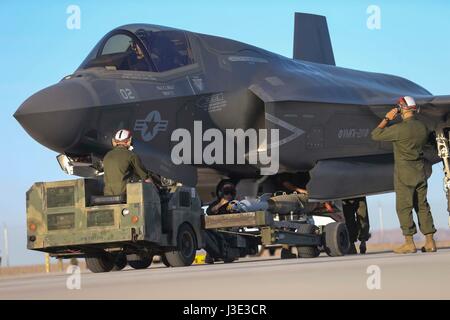 Des soldats de la Marine américaine une charge à chaud sur un USMC F-35B Lightning II stealth fighter aircraft au Marine Corps Air Station Yuma 4 Avril, 2017 à Yuma, Arizona. (Photo par Artur Shvartsberg Planetpix /US Marines via) Banque D'Images