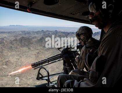 Les soldats U.S. Marine fire un GAU-17 canon mitrailleuse Gatling Vulcain d'un USMC UH-1Y Venom hélicoptère pendant un exercice de tir aérien à la montagne de chocolat de tir aérien le 5 avril 2017 en Californie, Niland. (Photo par Clare J. Shaffer/Marines américains via Planetpix) Banque D'Images