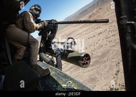 Des soldats de la Marine américaine l'exploitation d'un GAU-21 calibre .50 La mitrailleuse à tir rapide à partir d'un USMC UH-1Y Venom hélicoptère pendant un exercice de tir aérien à la montagne de chocolat de tir aérien le 5 avril 2017 en Californie, Niland. (Photo par Michaela Gregory/Marines américains via Planetpix) Banque D'Images