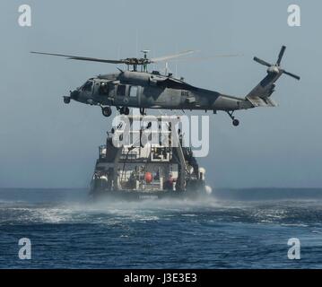 Les marins américains descendent d'une NSU hélicoptère MH-60S Seahawk lors d'une mission de formation le 1 avril 2017 dans l'océan Pacifique. (Photo de la psc3 Deanna C. Gonzales /US Navy par Planetpix) Banque D'Images