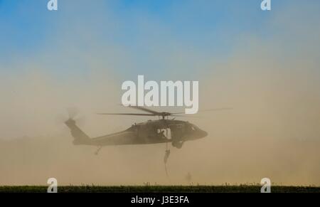 Les soldats de l'armée américaine Ranger corde rapide d'un USA UH-60 Black Hawk au cours de la Grange David E., Jr. à la concurrence mieux Ranger Ranger Brigade Formation 7 avril 2017 à Fort Benning, en Géorgie. (Photo de Marianique Santos /US Air Force par Planetpix) Banque D'Images