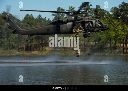 Des soldats US USA sauter d'un hélicoptère UH-60 Black Hawk au cours de la Grange David E., Jr. à la concurrence mieux Ranger Ranger Brigade Formation 9 avril 2017 à Fort Benning, en Géorgie. (Photo de Marianique Santos/US Air Force par Planetpix) Banque D'Images