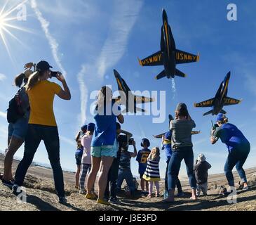 Spectateurs regarder les Blue Angels de la marine américaine de l'escadron de démonstration aérienne passent au-dessus d'une formation diamant à la Naval Air Facility El Centro, 9 mars 2017 à El Centro, en Californie. (Photo de la psc2 Ian Cotter /US Navy par Planetpix) Banque D'Images