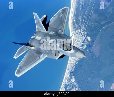 Un USAF F-22 Raptor avion de chasse tactique furtif vole au-dessus du golfe du Mexique le 1 avril 2017 près de Panama City, en Floride. (Photo de Cody R. Miller/US Air Force par Planetpix) Banque D'Images