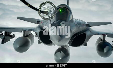 Une armée de l'Air française Dassault Rafale avion ravitaille à partir d'un USAF KC-10 Extender aerial refueling tanker aircraft inhérent au cours d'une opération de résoudre le 22 mars 2017 sur l'Irak. (Photo de Joshua A. Hoskins /US Air Force par Planetpix) Banque D'Images