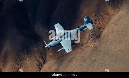 Un Afghan A-29 Super Tucano light-attaque survole le désert lors d'une mission de formation, le 22 mars 2017 en Afghanistan. (Photo de la Jordanie Castelan /US Air Force par Planetpix) Banque D'Images