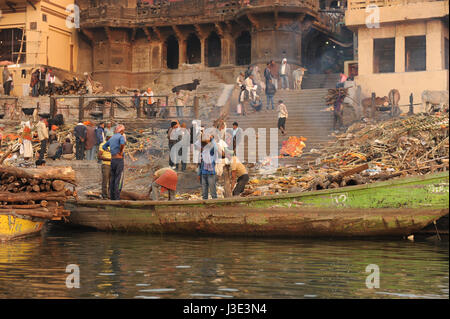 Les corps sont incinérés ou en préparation pour la création de Scindia Ghat, Varanasi dans l'Uttar Pradesh, Inde Banque D'Images