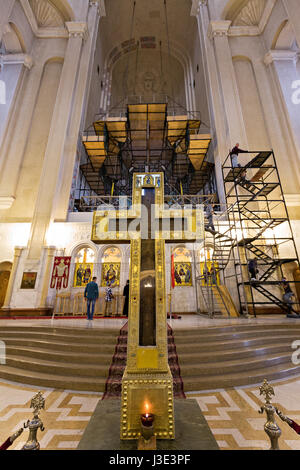 Restauration et rénovation à l'intérieur de la cathédrale Sameba avec échafaudages et un dessin de Jésus Christ dans l'abside, à Tbilissi, Géorgie. Banque D'Images