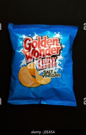 Golden Wonder chips sel et vinaigre Banque D'Images