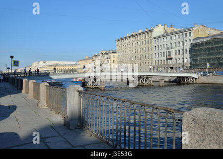 Pont piétonnier en bois l'appel de l'autre côté de la Rivière Fontanka, à Saint-Pétersbourg Banque D'Images