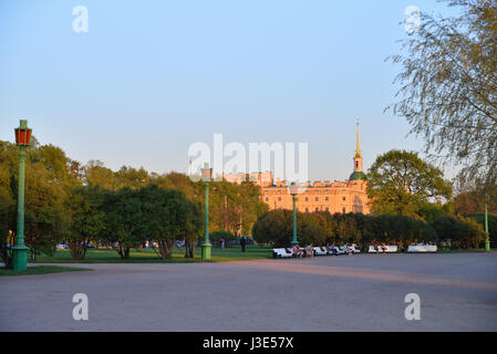 Vue sur le château Mikhailovsky (ingénierie) de la Champ de Mars au coucher du soleil à Saint-Pétersbourg Banque D'Images