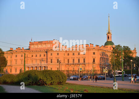 Vue sur le château de génie Mikhailovsky le Champ de Mars au coucher du soleil à Saint-Pétersbourg Banque D'Images