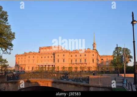 Vue sur le château Mikhailovsky (ingénieurs) et le pont canal avec le cygne à Saint-Pétersbourg Banque D'Images