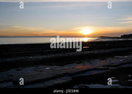 Coucher de soleil en hiver, Lavernock point, Penarth, pays de Galles, Royaume-Uni, côte galloise, Côte britannique. Vue panoramique sur le ciel de la plage, lumière naturelle paisible Banque D'Images