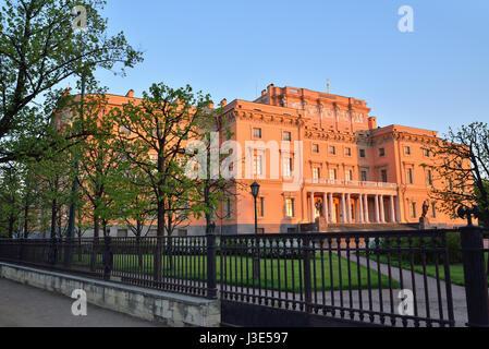 Mikhaïlovski (ingénieurs) Château de la Rivière Fontanka au coucher du soleil à Saint-Pétersbourg Banque D'Images