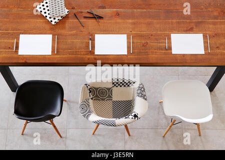 Table en bois de salle à manger et d'assiettes en porcelaine Couleur Banque D'Images