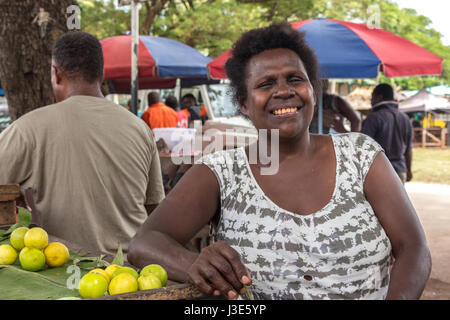 Gizo, Solomon Island - Mars 11th, 2017 : Portrait d'une femme vendant des citrons au marché aux poissons de Gizo. Banque D'Images