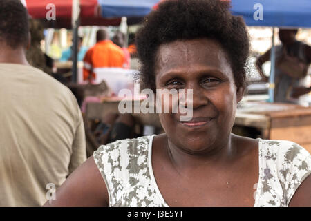 Gizo, Solomon Island - Mars 11th, 2017 : Portrait d'une femme vendant des citrons au marché aux poissons de Gizo. Banque D'Images