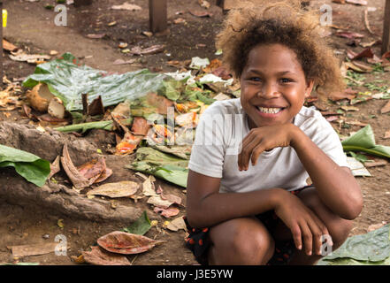 Gizo, Solomon Island - Mars 11th, 2017 : Portrait d'une enfant mélanésien avec les cheveux brun clair à Gizo Marché aux poissons. Banque D'Images