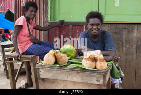 Gizo, Solomon Island - Mars 11th, 2017 : Portrait d'une femme vendant des noix de coco au marché aux poissons de Gizo. Banque D'Images