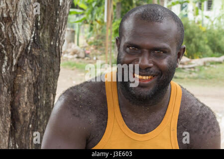 Gizo, Solomon Island - Mars 11th, 2017:Portrait d'un homme mélanésien avec lèvres rouges et des dents à cause de mâcher de pinang. Banque D'Images