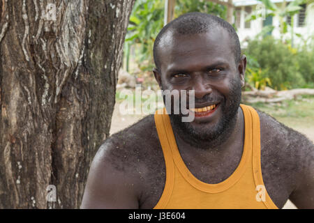 Gizo, Solomon Island - Mars 11th, 2017:Portrait d'un homme mélanésien avec lèvres rouges et des dents à cause de mâcher de pinang. Banque D'Images