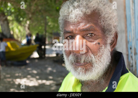 Owaraha, Solomon Island - Mars 6th, 2017 : Portrait of a senior man mélanésienne à la plage de Santa Ana (Owaraha) Banque D'Images