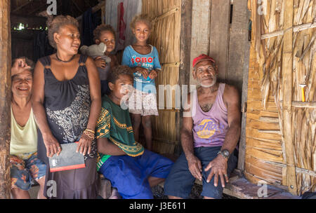 Owaraha, Solomon Island - Mars 6th, 2017 : Portrait d'une famille mélanésienne à la porte de leur chambre , Owaraha (Santa Ana) Banque D'Images