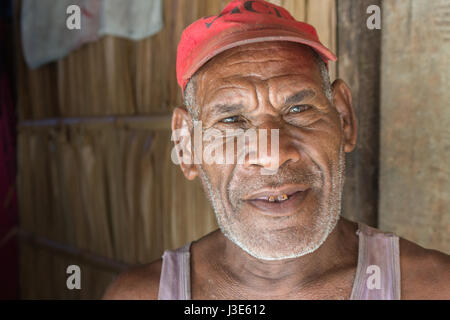 Owaraha, Solomon Island - Mars 6th, 2017 : Portrait of a senior man mélanésienne à la plage de Santa Ana (Owaraha) Banque D'Images