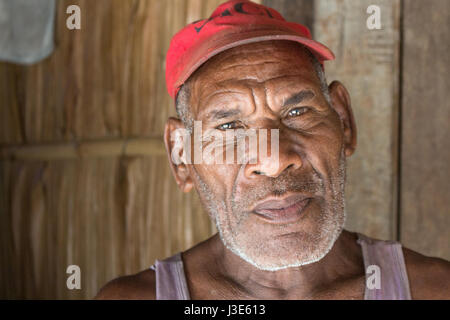 Owaraha, Solomon Island - Mars 6th, 2017 : Portrait of a senior man mélanésienne à la plage de Santa Ana (Owaraha) Banque D'Images