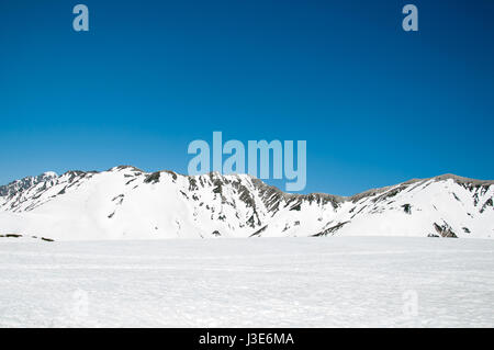 De hautes montagnes sous la neige avec ciel bleu clair, Japon, Tateyama Banque D'Images