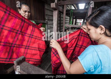 Tisserands traditionnels travaillant sur Samarinda Sarongs à Kalimantan. L'Oriental Weavers utilisent des méthodes traditionnelles pour faire du coton soie authentique sarongs Banque D'Images