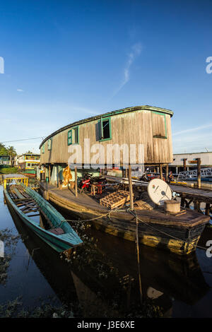 Bateau en bois inhabituels avec d'étranges mais beau design amarré sur le fleuve Mahakam à Kalimantan. Ils attendent des passagers pour transporter de l'autre côté de la rivière Banque D'Images