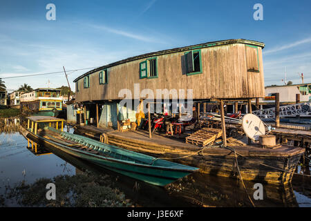 Bateau à passagers et véhicules sans prétention avec une rare et unique sur la rivière Mahakam. Ce n'est pas seulement un ferry mais aussi se double d'une péniche Banque D'Images