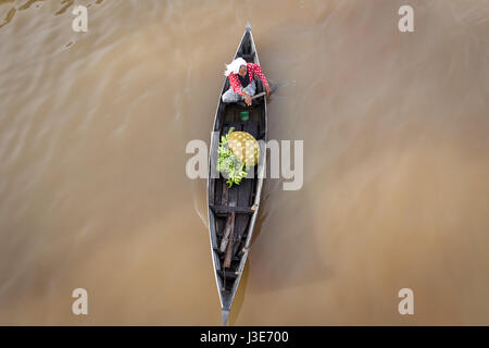 Vue aérienne de l'opérateur du marché flottant en bateau avec régime de bananes en amont d'aviron sur la rivière Martapura au marché flottant de Lok Baintan Banque D'Images