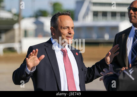 Gouverneur Matt Bevin (R-KY) a rencontré des membres de l'industrie des courses de chevaux à Churchill Downs le 2 mai, 2017 à Louisville, Kentucky. La visite du Gouverneur survient quelques jours avant la 143e exécution du Kentucky Derby. Banque D'Images