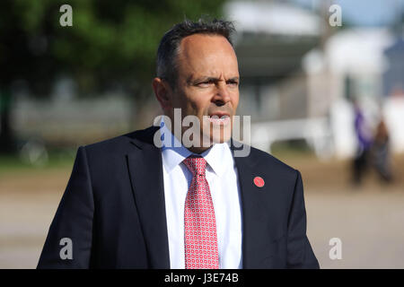 Gouverneur Matt Bevin (R-KY) a rencontré des membres de l'industrie des courses de chevaux à Churchill Downs le 2 mai, 2017 à Louisville, Kentucky. La visite du Gouverneur survient quelques jours avant la 143e exécution du Kentucky Derby. Banque D'Images