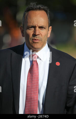 Gouverneur Matt Bevin (R-KY) a rencontré des membres de l'industrie des courses de chevaux à Churchill Downs le 2 mai, 2017 à Louisville, Kentucky. La visite du Gouverneur survient quelques jours avant la 143e exécution du Kentucky Derby. Banque D'Images